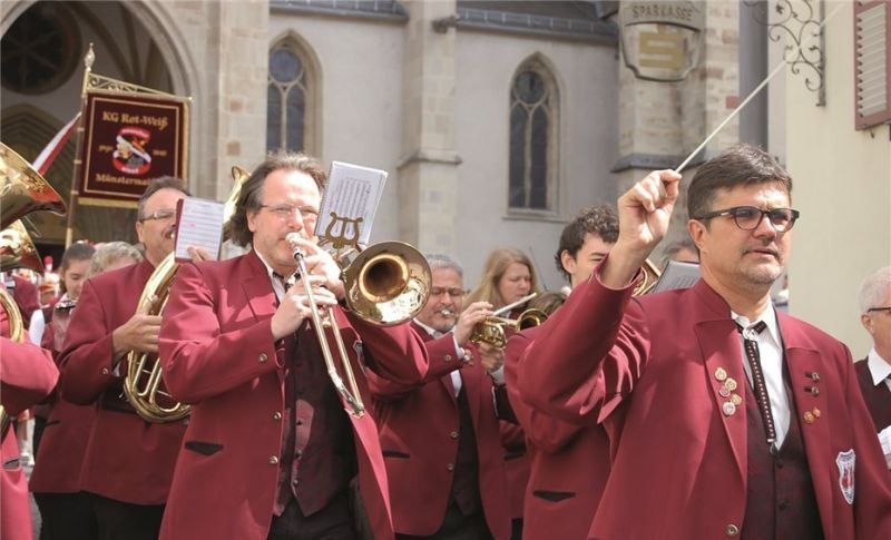 Die-Stadtkapelle-Muenstermaifeld-mit-Dirigent-Manfred-100365