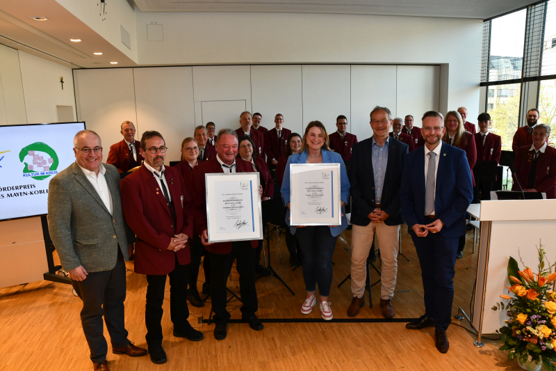 Vereinsvertreter beim Empfang des Kulturförderpreises durch Landrat Boos im Kreishaus